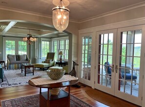 Smart TV, caminetto, libri, impianto stereo