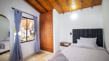 3 bedrooms, desk, iron/ironing board, free WiFi