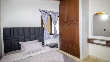 3 bedrooms, desk, iron/ironing board, free WiFi