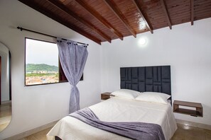 3 bedrooms, desk, iron/ironing board, free WiFi