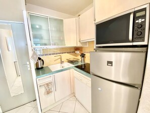 Kühlschrank, Mikrowelle, Ofen, Geschirrspüler