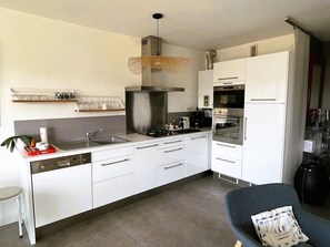 Kühlschrank, Mikrowelle, Ofen, Geschirrspüler