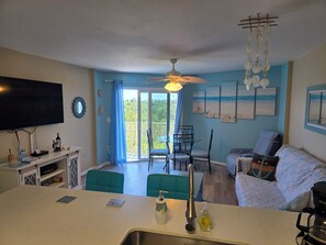 شقة | منطقة المعيشة | تلفزيون ذكي بحجم 55-بوصة يعرض قنوات تلفزيونية باشتراك مدفوع، تلفزيون