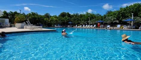 Una piscina al aire libre