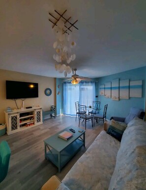 تلفزيون ذكي بحجم 55-بوصة يعرض قنوات تلفزيونية باشتراك مدفوع، تلفزيون