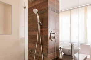 Dusche, Bidet, Handtücher