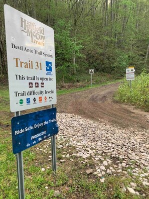 Property grounds - Unit B: 20 Sec Ride to Trails, Sleeps 10. King (Red Jacket)