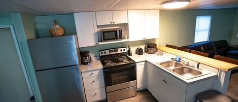 Refrigerador, microondas, horno, placa de cocina