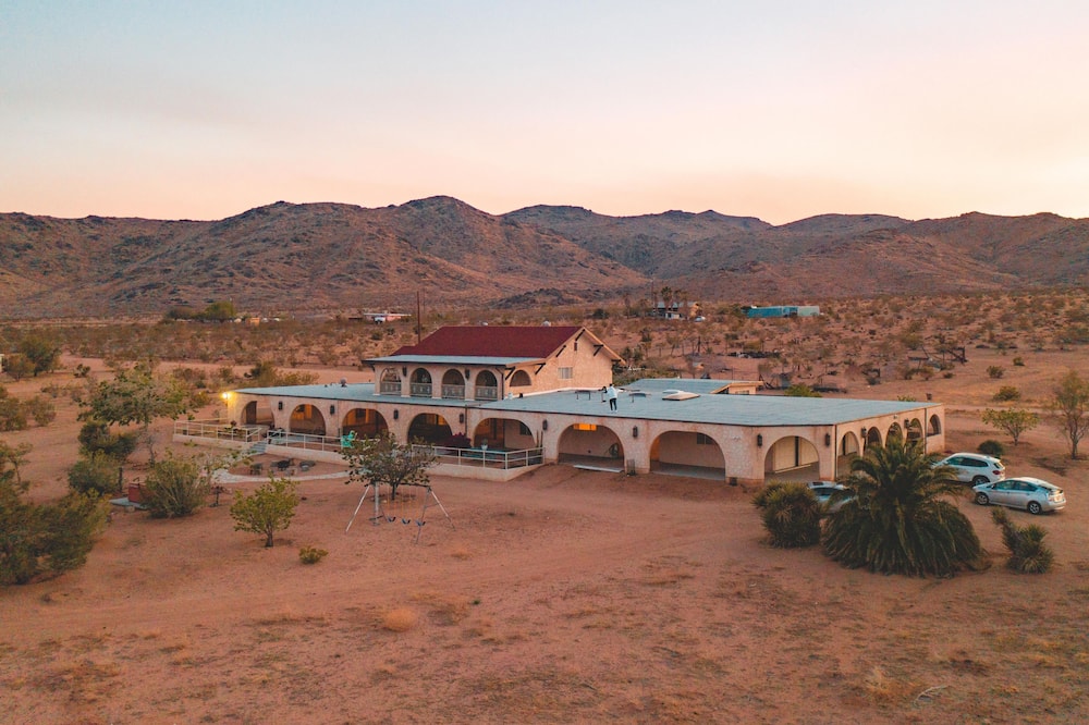 Psychic Arches - Hot Tub, Pool Table, Cowboy Pool, Fireplace, Arcade, Views!