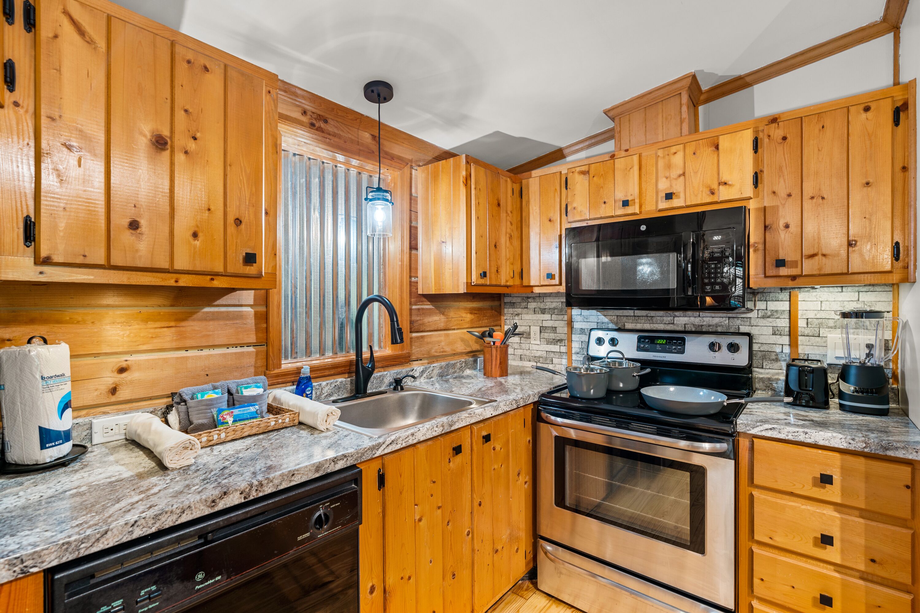 Trails Inn - Dog Friendly, Hot Tub, Fire Pit, Sleeps 6