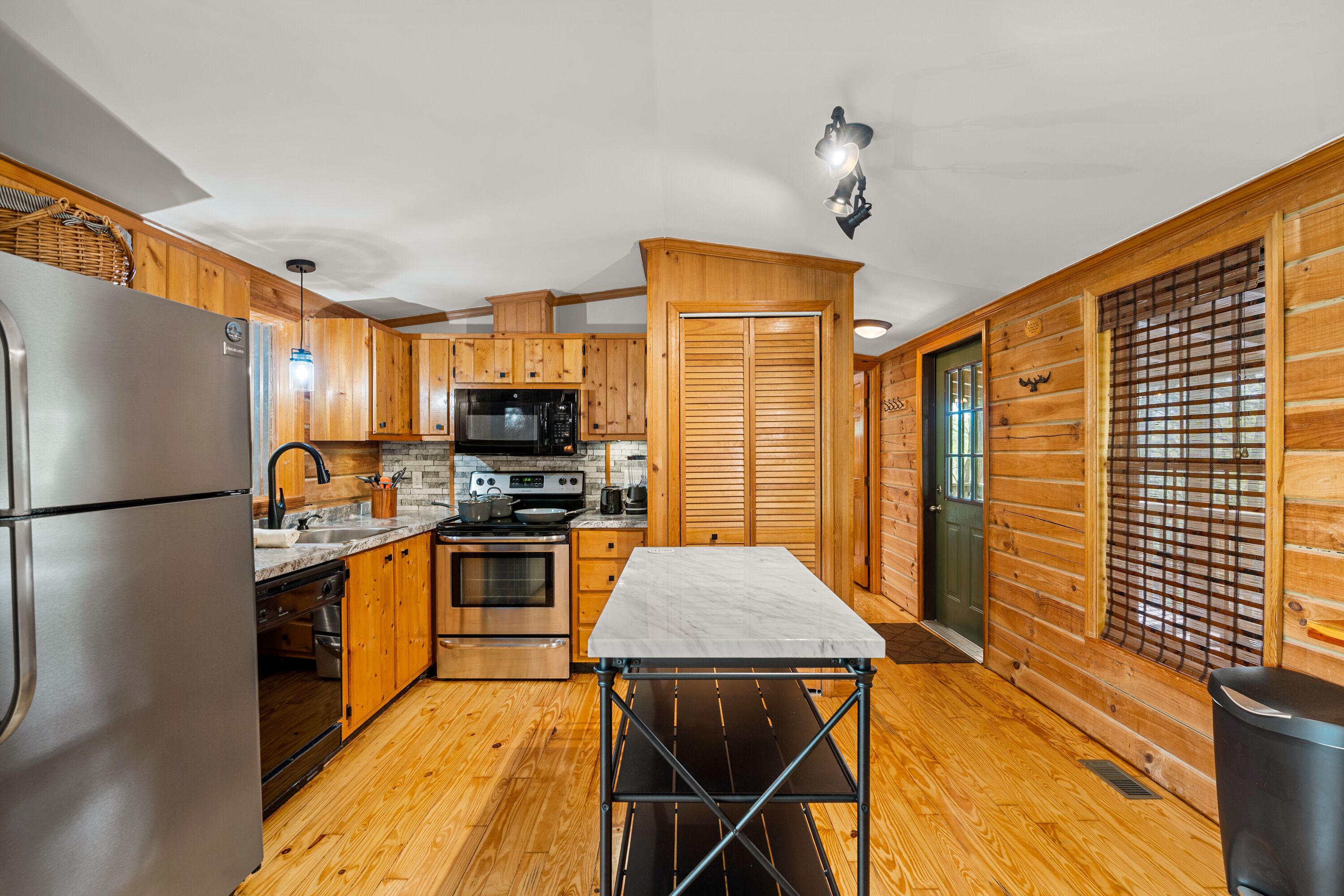 Trails Inn - Dog Friendly, Hot Tub, Fire Pit, Sleeps 6