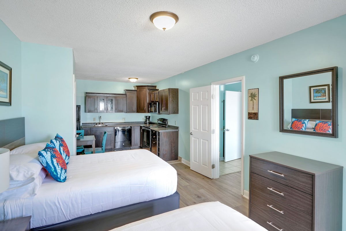 Suite, Kitchen, Poolside | Private kitchen | Fridge, microwave, coffee/tea maker, paper towels