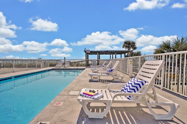 Ulkouima-allas avoinna 8.00–20.00, aurinkovarjoja, aurinkotuoleja