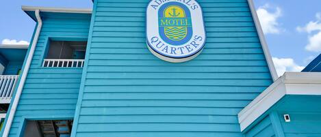 A building with a sign that reads "Admiral's Motel Quarters".