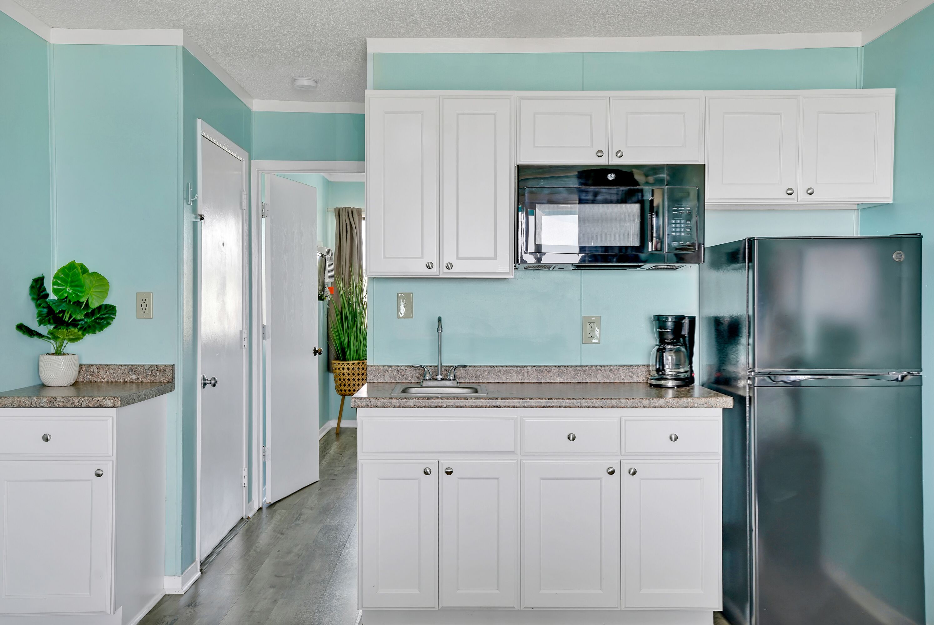 Kjøleskap, mikrobølgeovn, kaffetrakter/tekoker og papirhåndklær