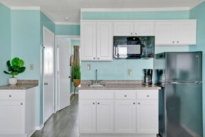 ตู้เย็น, ไมโครเวฟ, เครื่องชงกาแฟ/ชา, กระดาษอเนกประสงค์