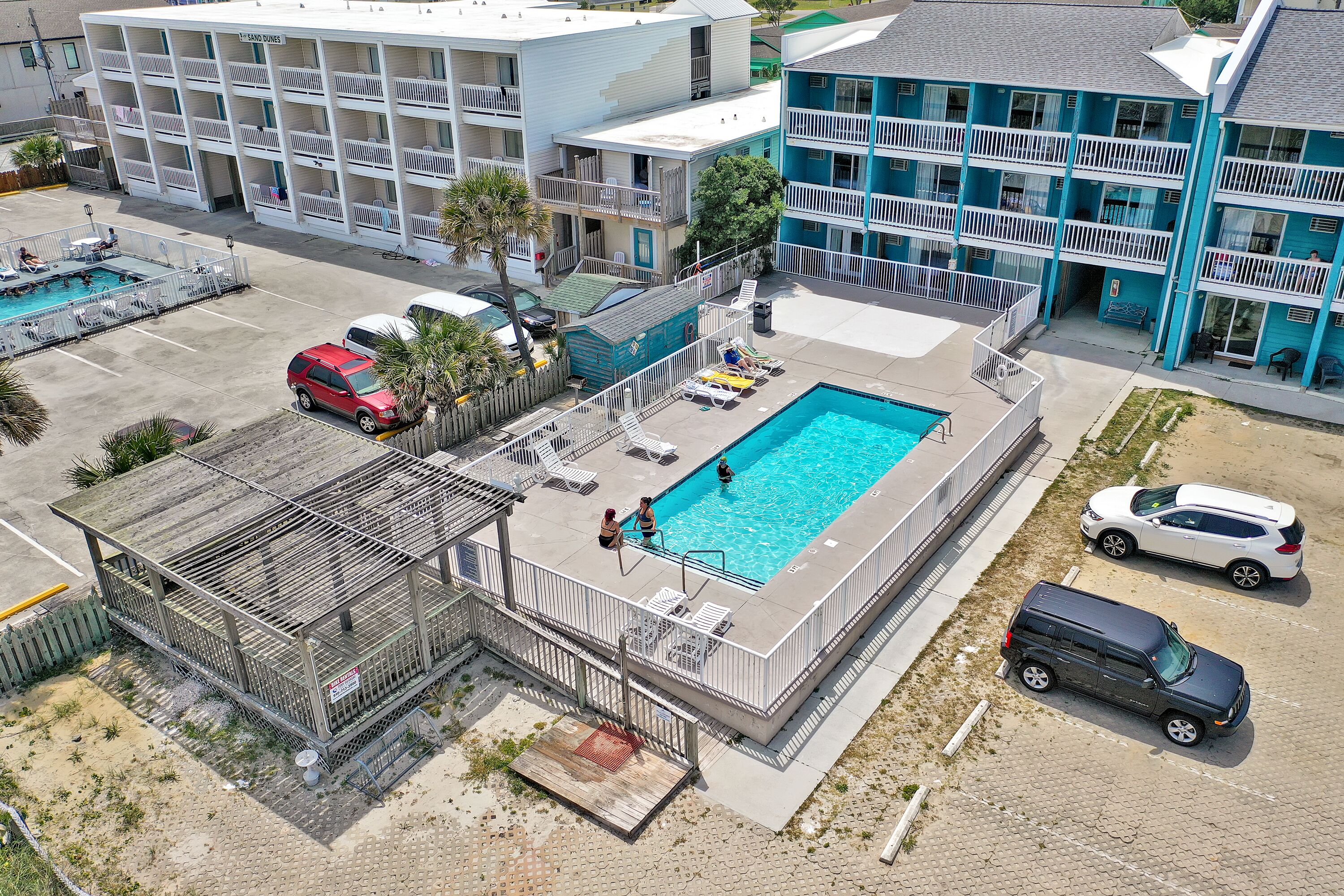 야외 수영장, 08:00 ~ 20:00 오픈, 수영장 파라솔, 일광욕 의자