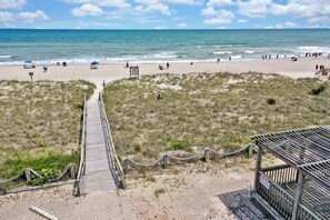 บนชายหาด