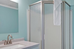 Hair dryer, towels, soap, shampoo - Admiral's Quarter (Kure Beach)