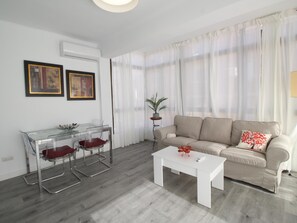 TV - Del Parque Flats Candelaria Sea View (Rincón de la Victoria)
