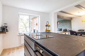 Kjøleskap, ovn, kokeplater og oppvaskmaskin