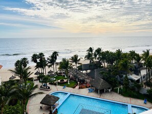 A resort with a swimming pool, beach, and palm trees. - Quintas del Mar I (Mazatlán)