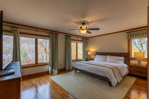 4 bedrooms, iron/ironing board, free WiFi, bed sheets