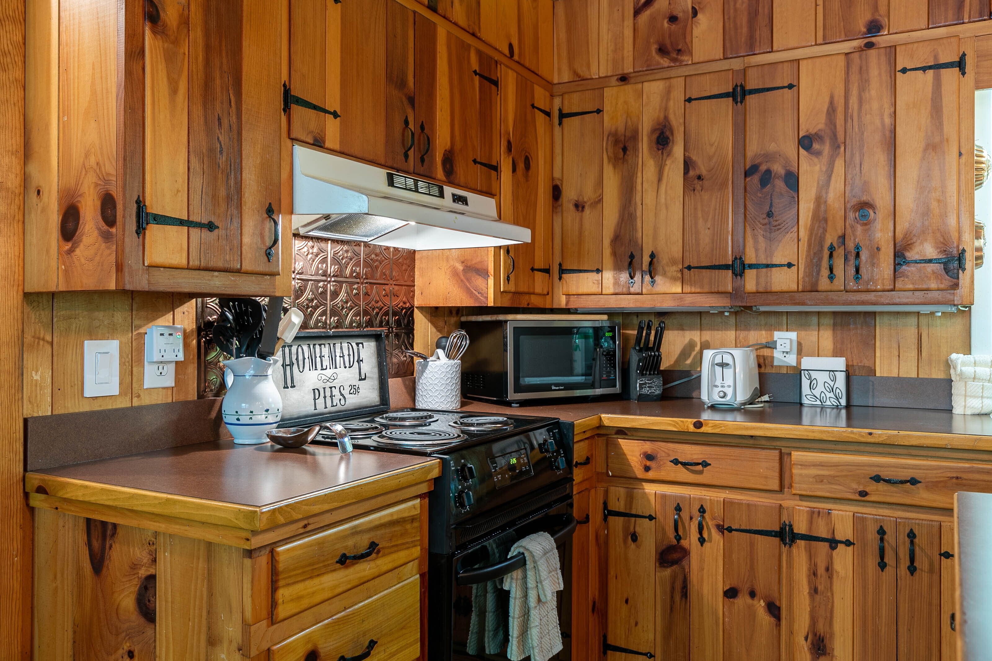 Great Grandfather View - hot tub, fire pit, great views!