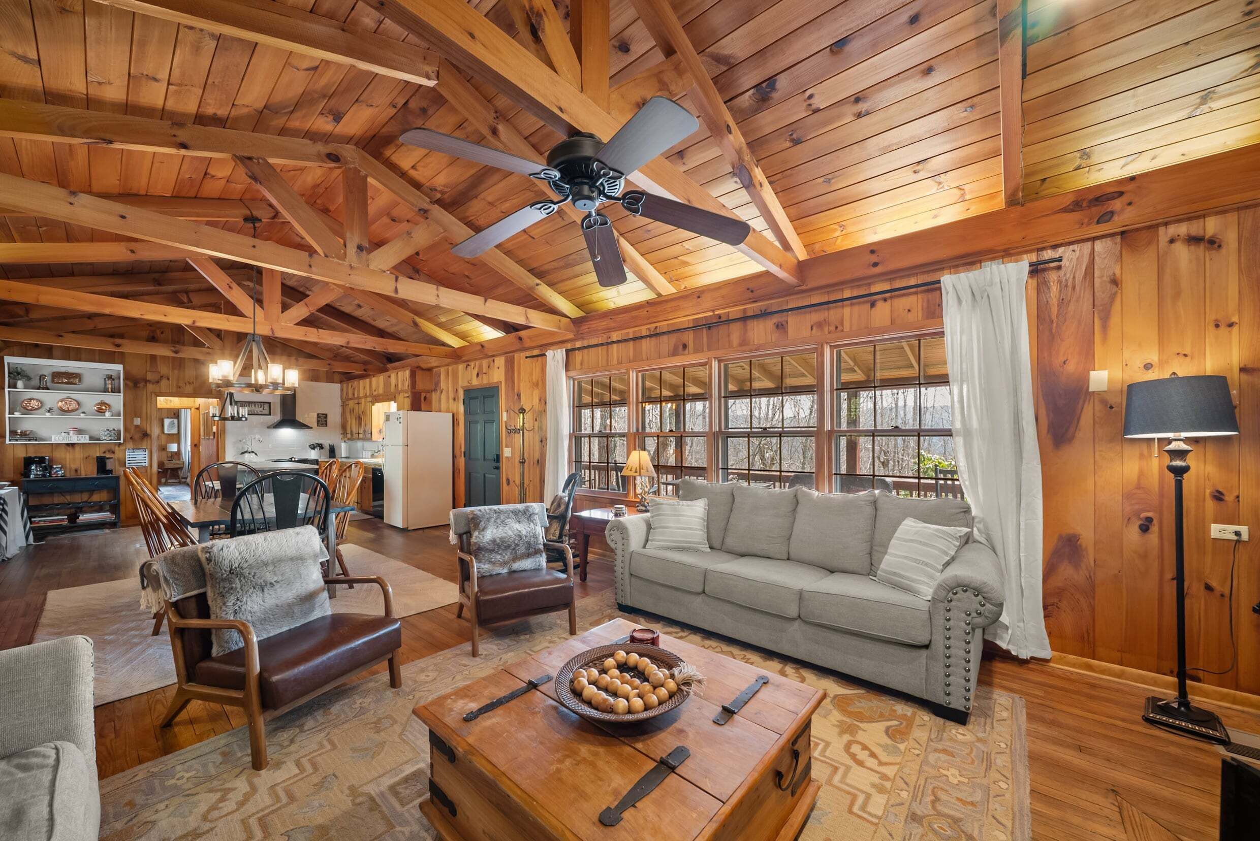 Télévision, cheminée, baby-foot