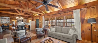 Great Grandfather View - hot tub, fire pit, family games, all bedrooms on main level, views