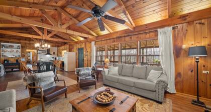 Great Grandfather View - hot tub, fire pit, family games, all bedrooms on main level, views