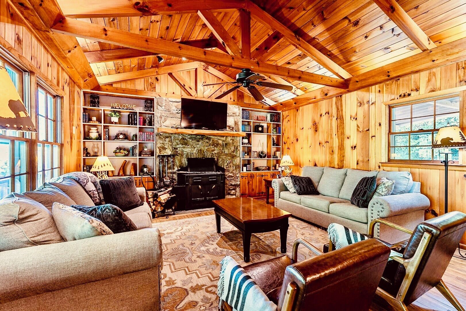 Great Grandfather View - hot tub, fire pit, great views!