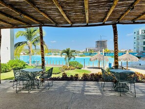 Una piscina al aire libre