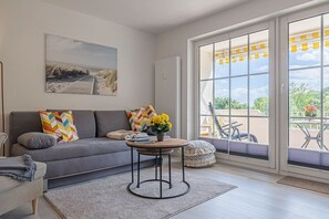 TV, stereo - fewo1846 - South view (App. 689) / Studio apartment with balcony on the mezzanine floor - (Harrislee)