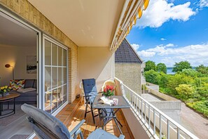 Outdoor dining - fewo1846 - South view (App. 689) / Studio apartment with balcony on the mezzanine floor - (Harrislee)