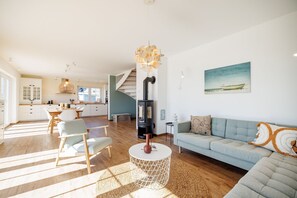 TV, fireplace, stereo