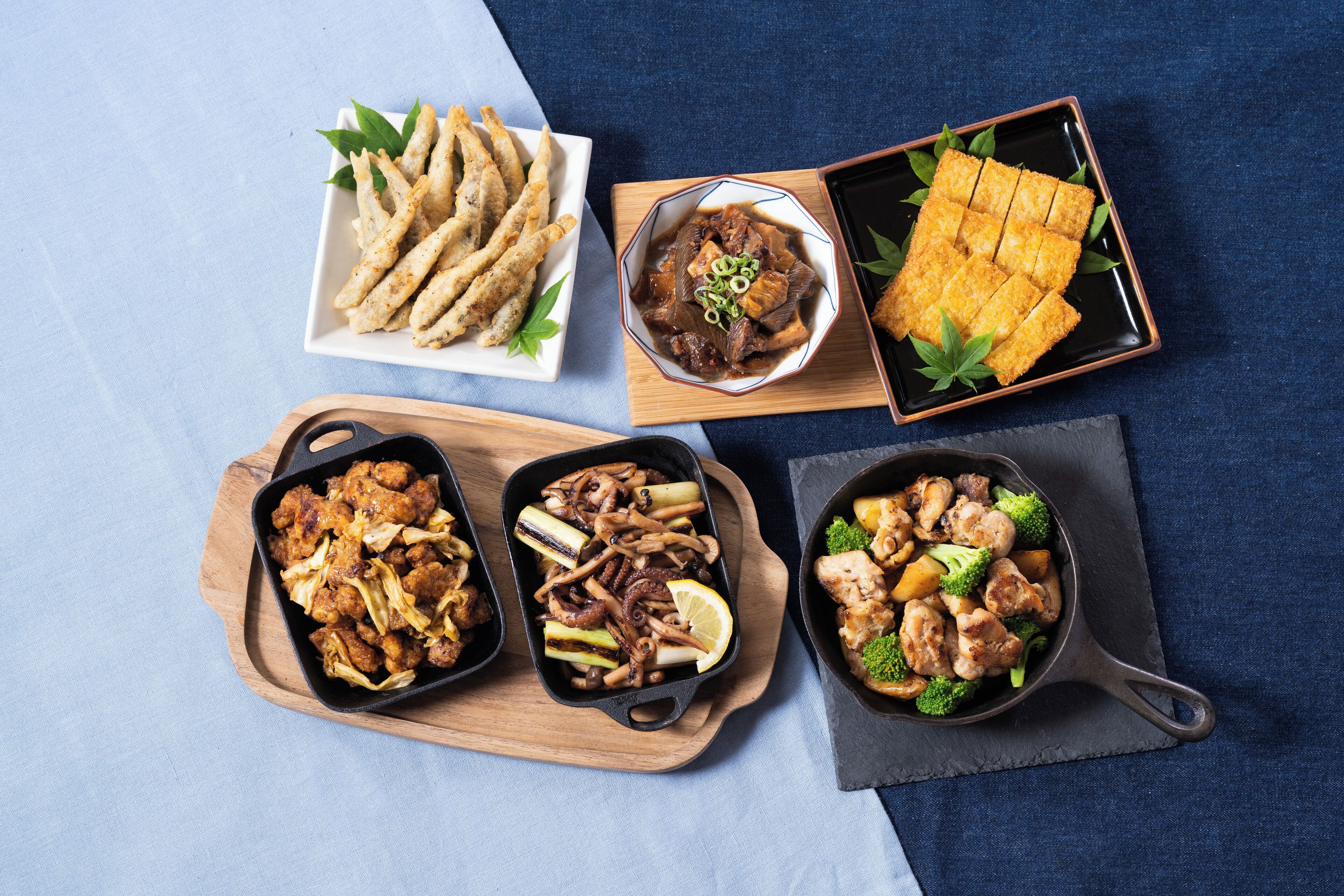 Un assortiment de plats comprenant des aliments frits, une soupe et des légumes sautés.