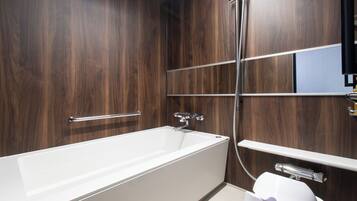 Une salle de bain moderne avec un mur en bois, une baignoire blanche et une pomme de douche chromée.
