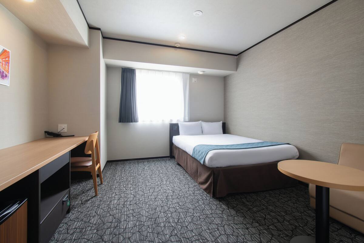 Down comforters, in-room safe, desk, laptop workspace