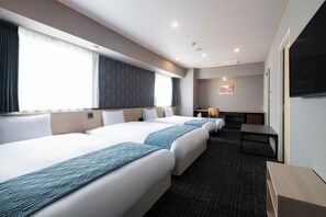 Deluxe szoba két külön ággyal, nemdohányzó (With 2 Extra Beds) | Pehelypaplan, íróasztal és laptophoz jól használható munkafelület