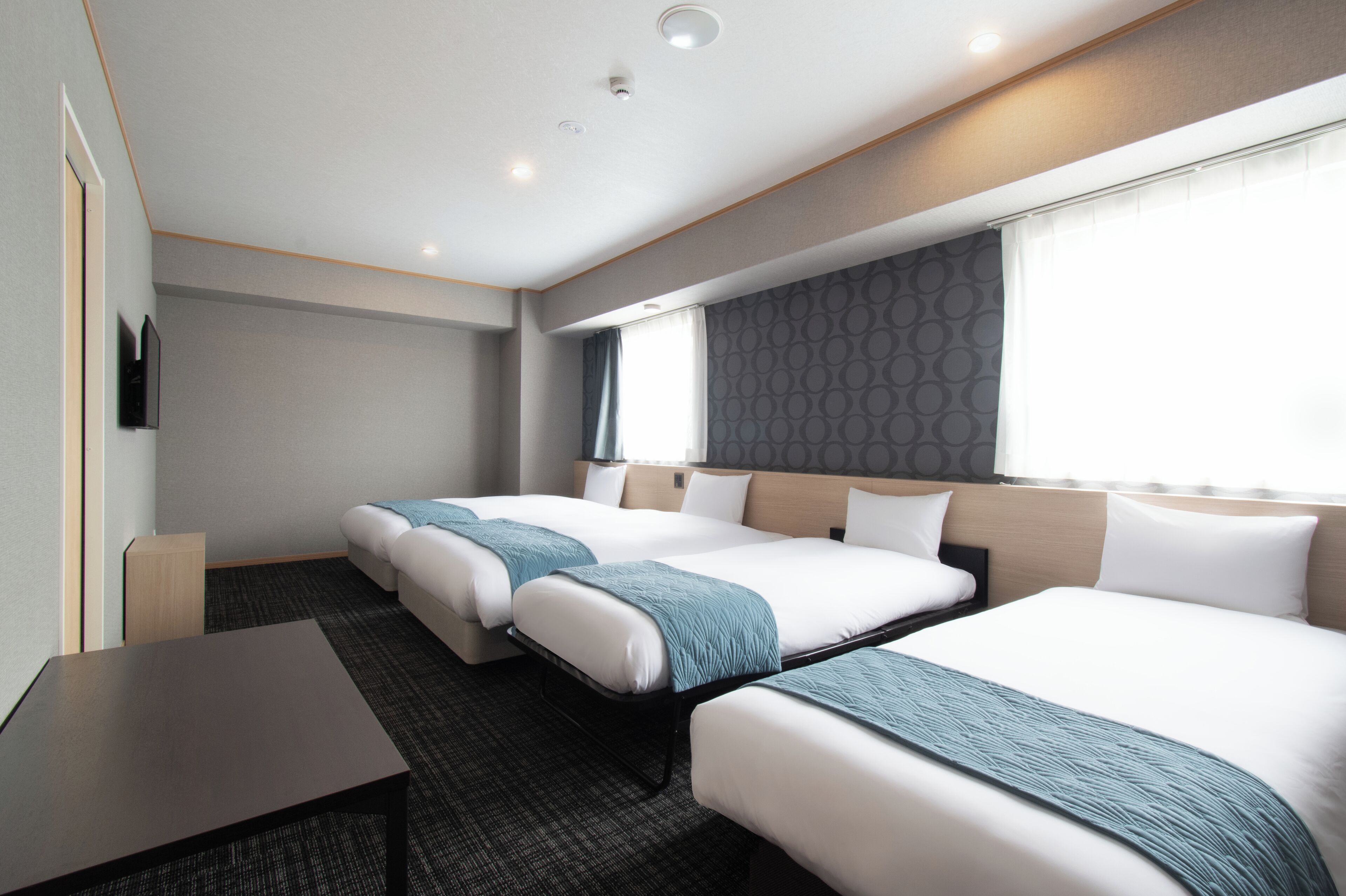 Habitación Deluxe, varias camas, para no fumadores | Edredón, caja de seguridad en la habitación y escritorio 