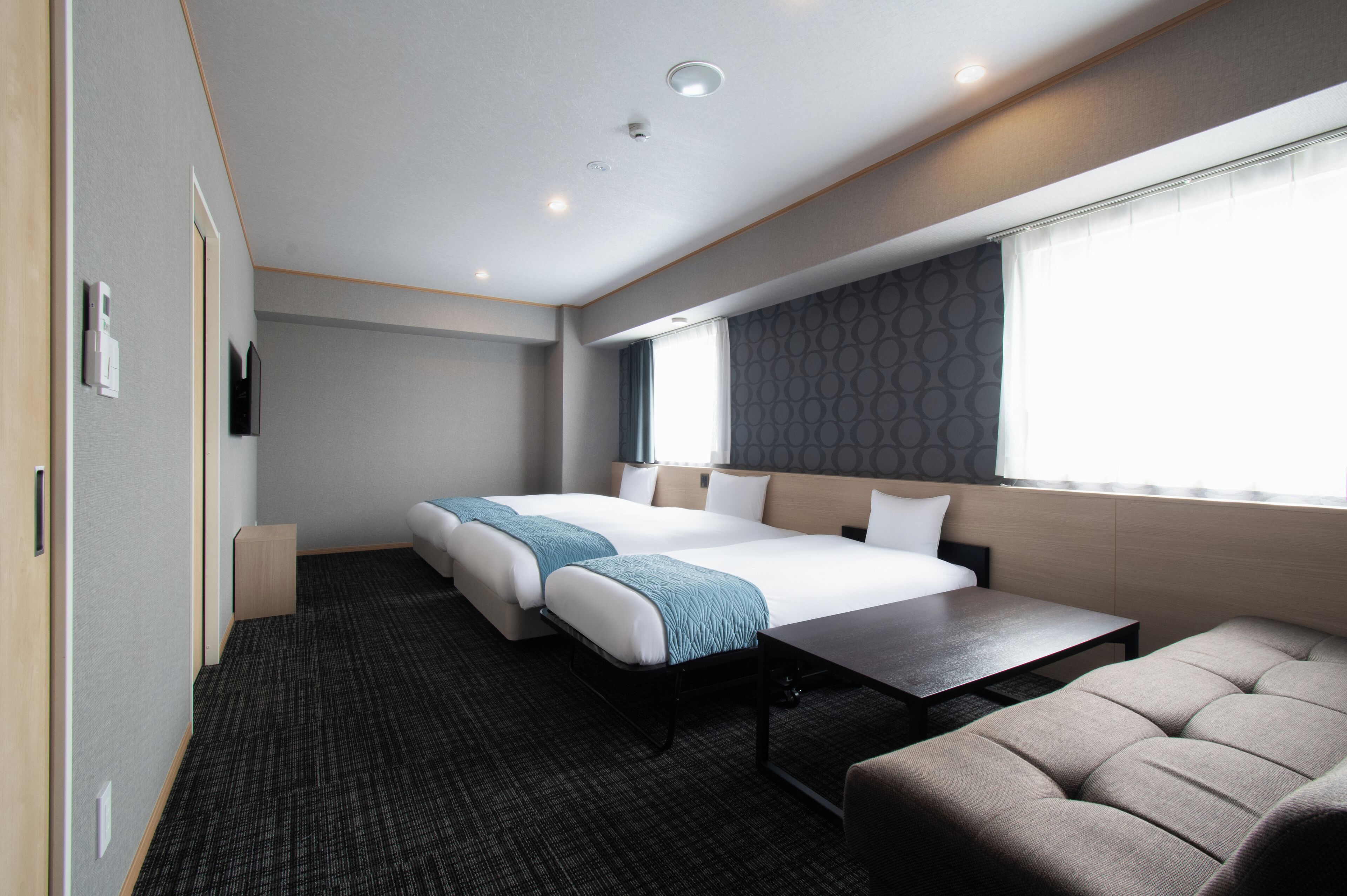 Deluxe Triple Room, Multiple Beds, Non Smoking | Down duvets, in-room safe, desk, laptop workspace