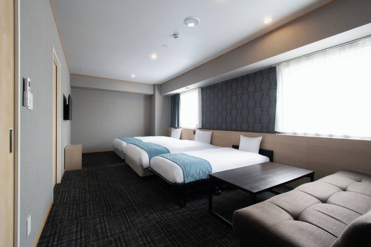 Deluxe Triple Room, Multiple Beds, Non Smoking | Down comforters, in-room safe, desk, laptop workspace