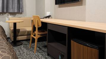 Selimut bulu angsa, brankas, meja kerja, dan ruang kerja ramah laptop