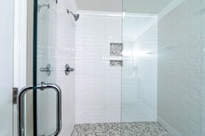 Een douche, een haardroger, handdoeken