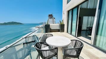 Royal-Apartment, 3 Schlafzimmer, Meerblick | Terrasse/Patio