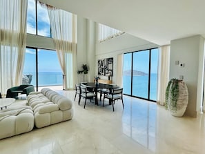 Royal-huoneisto, 3 makuuhuonetta, merinäköala | Oleskelualue