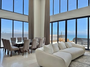 Deluxe-huoneisto, osittainen merinäköala | Oleskelualue