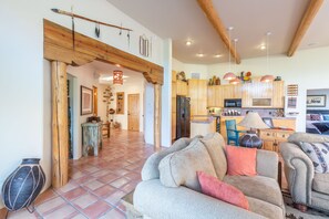 Smart TV, fireplace - Castle Rock Abode ~ Hiking In Your Back Yard (Sedona)