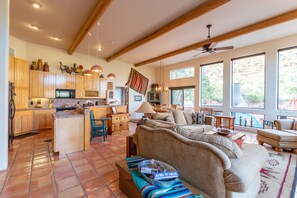 Smart TV, fireplace - Castle Rock Abode ~ Hiking In Your Back Yard (Sedona)